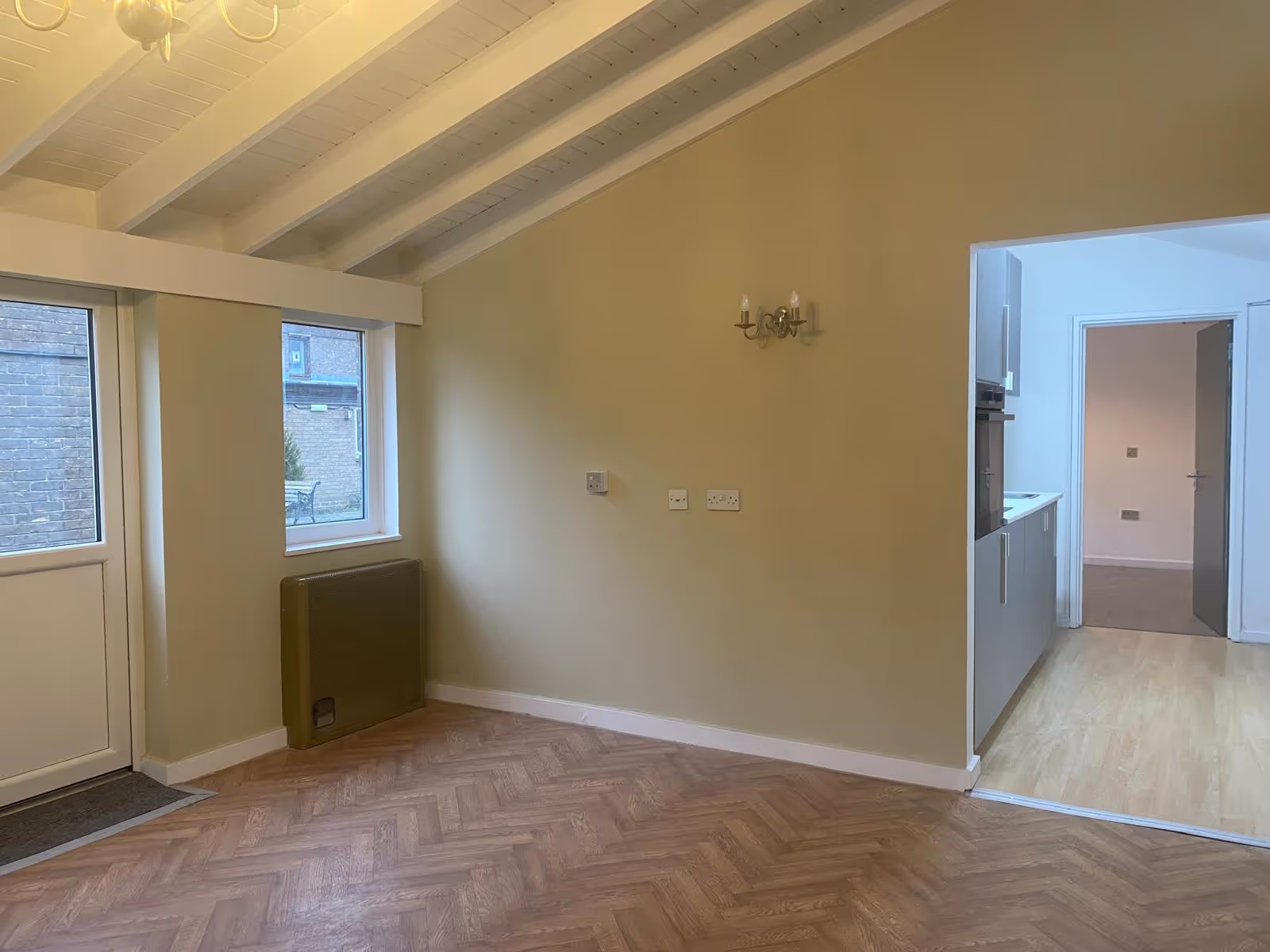Sunny yellow apartment with garden access